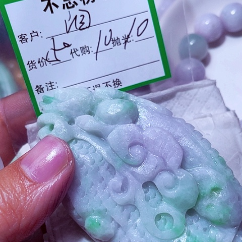 翡翠未镶嵌颈饰泪*