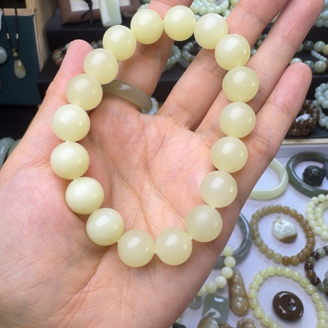 奥***家和田玉（黄玉）未镶嵌手链