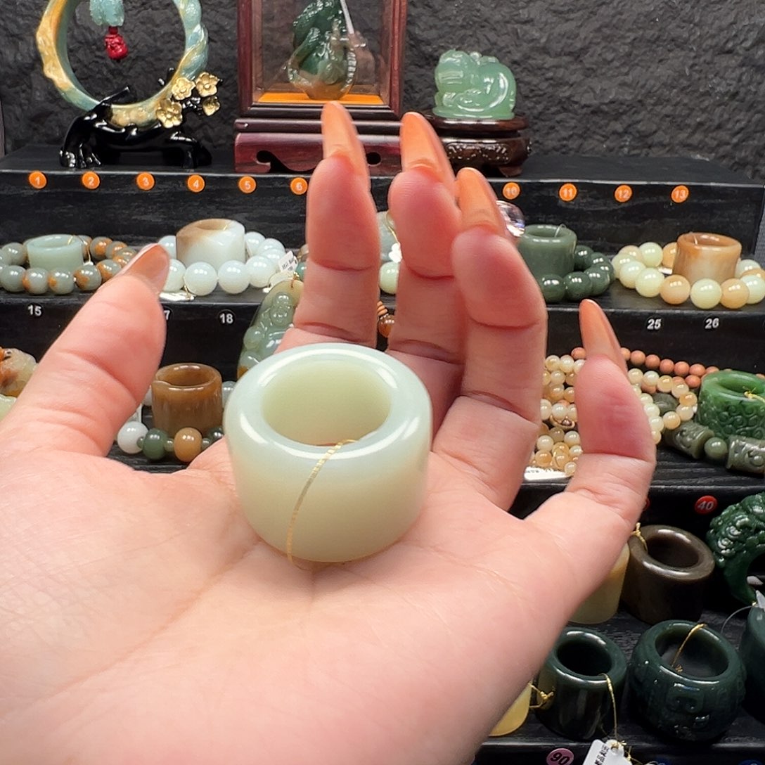 M***杨蛇纹石玉未镶嵌戒指内径21  高22.6 厚6.2