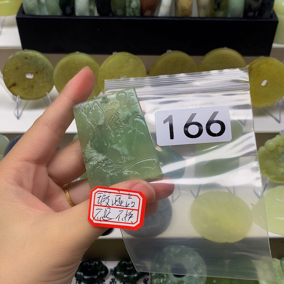 蛇纹石玉颈饰未镶嵌