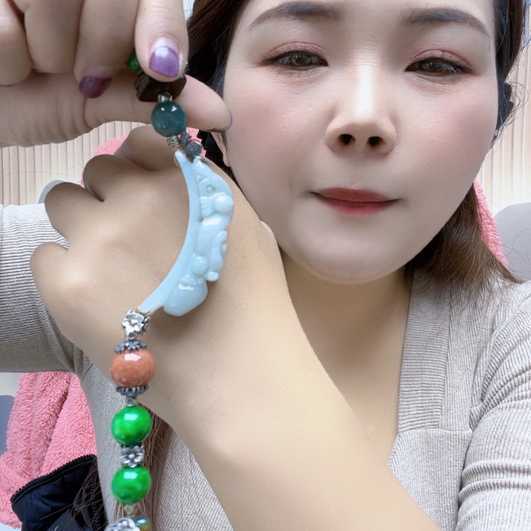 翡翠未镶嵌颈饰手链