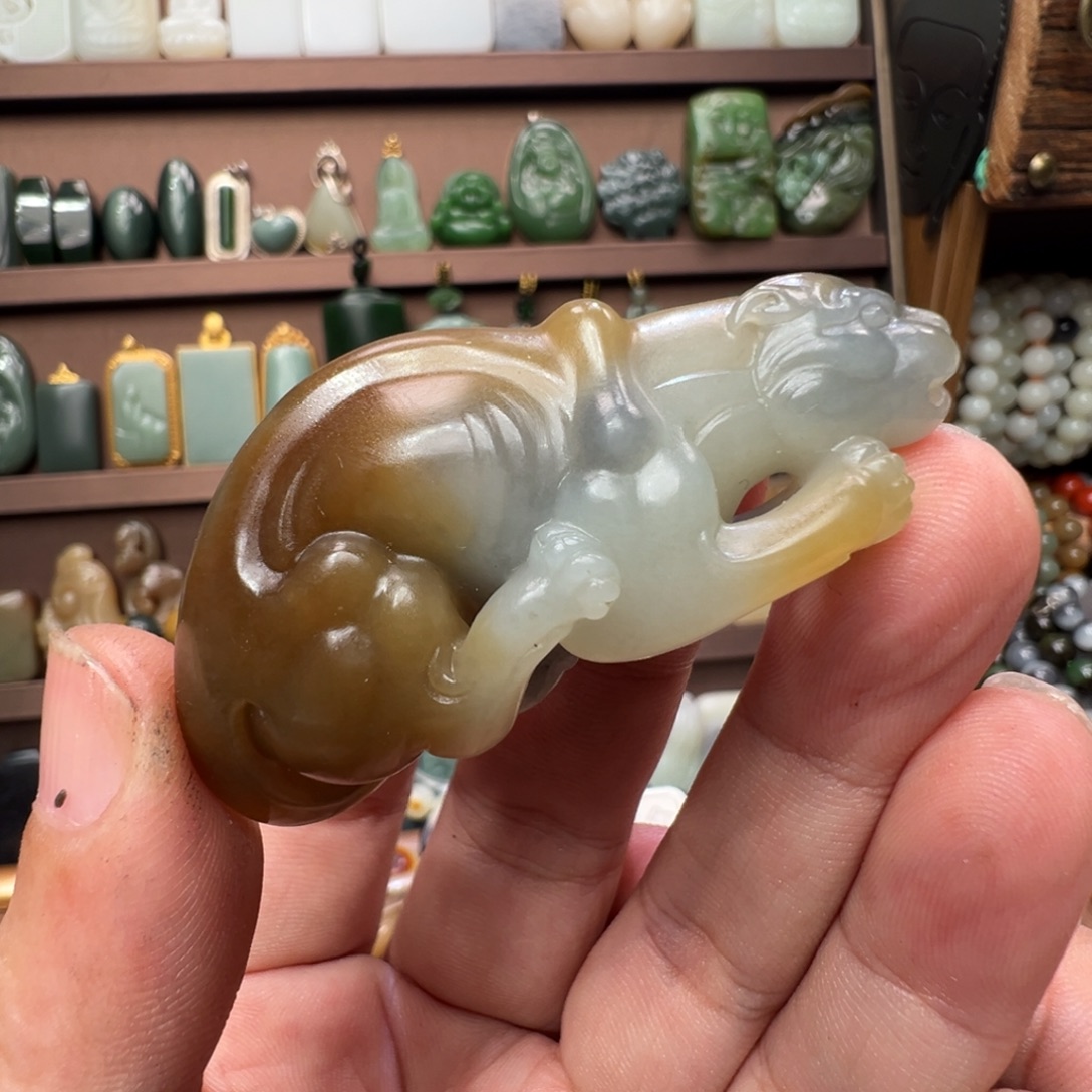 和田玉未镶嵌颈饰新疆楼兰三色白玉底苏工豹伏（暴富）40g