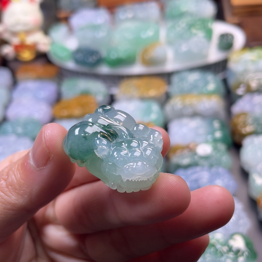 翡翠未镶嵌颈饰貔貅