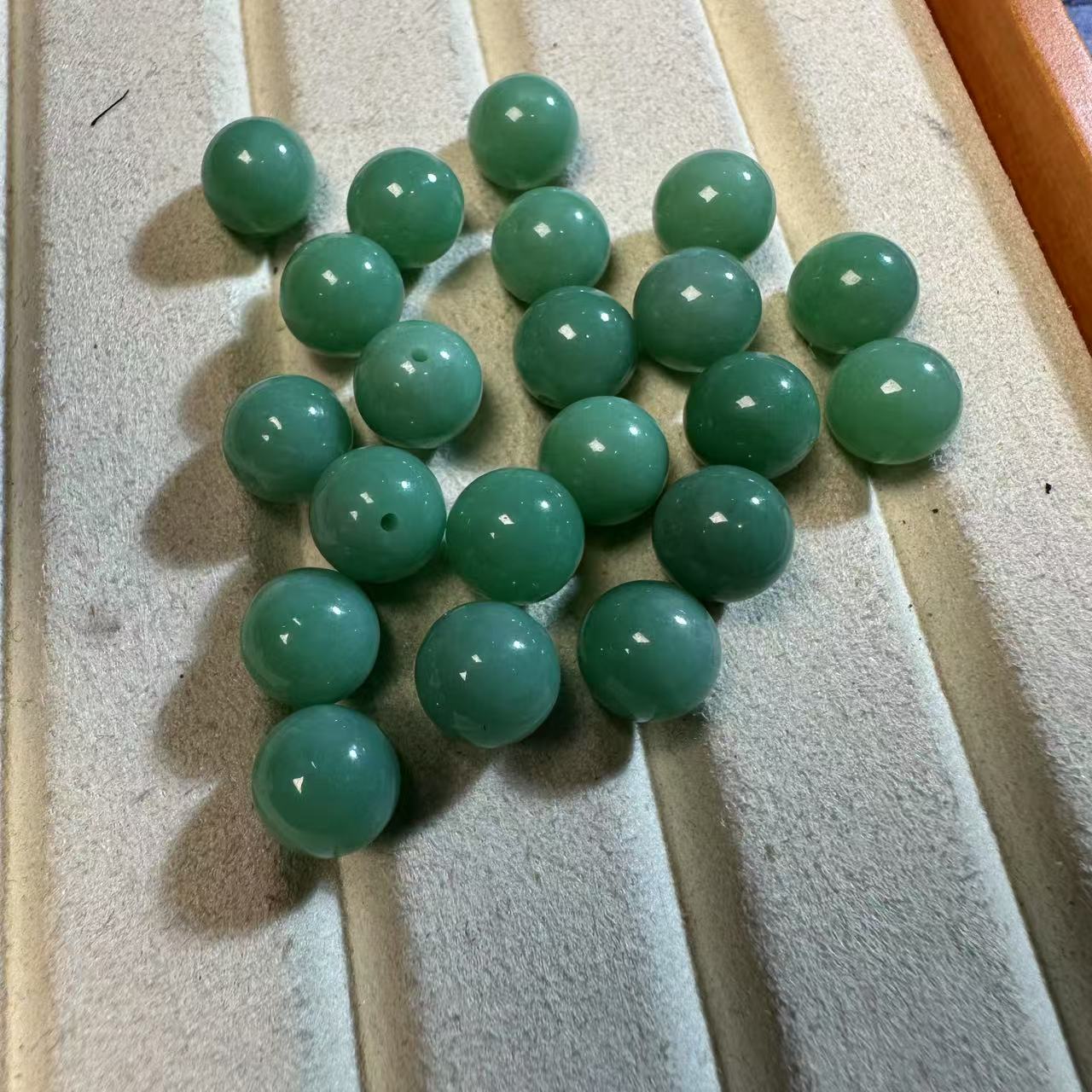 009缅A翡翠卡9满绿  1颗 多样性发货