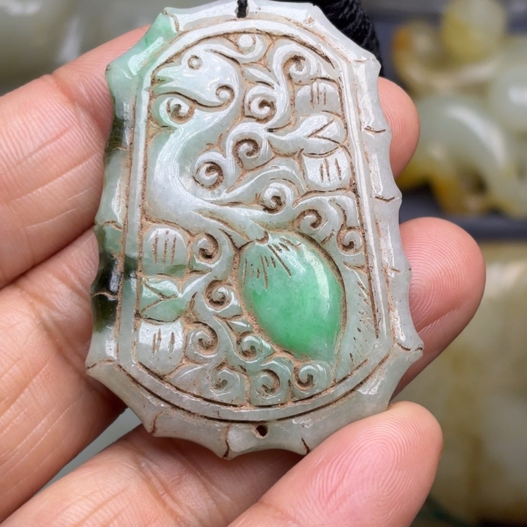 翡翠挂件未镶嵌牌子