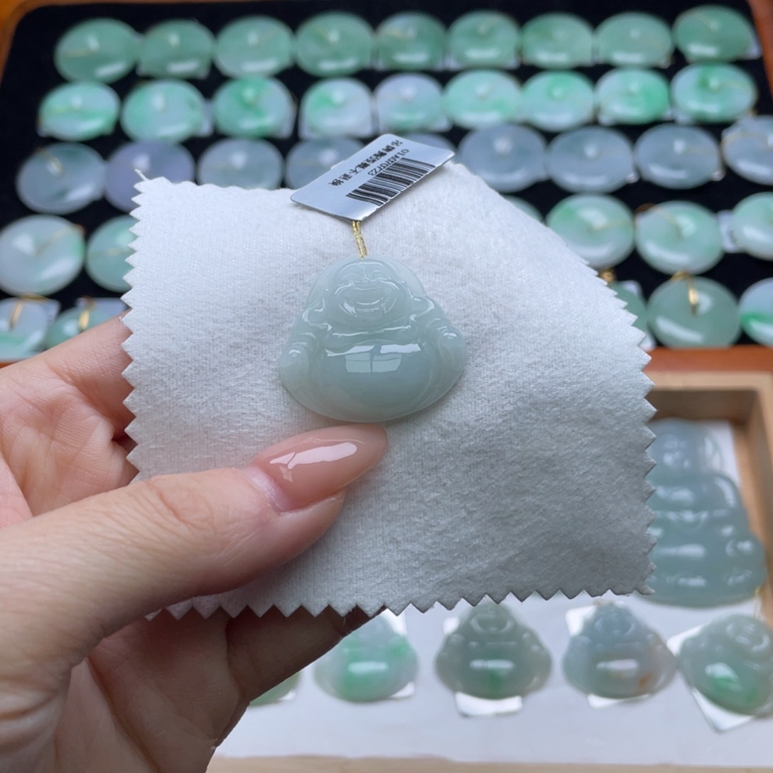 翡翠未镶嵌颈饰佛公