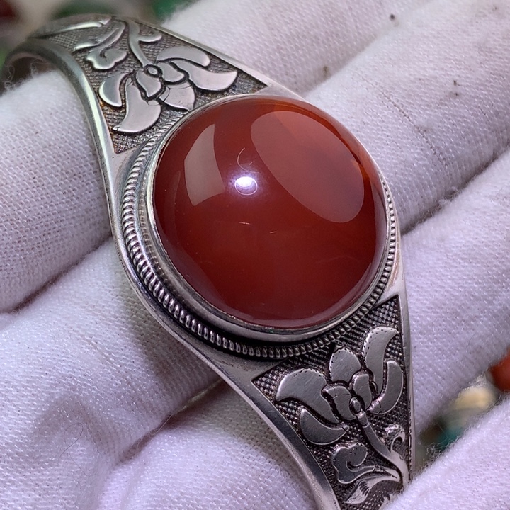 请***姐南红玛瑙足银镶嵌手镯