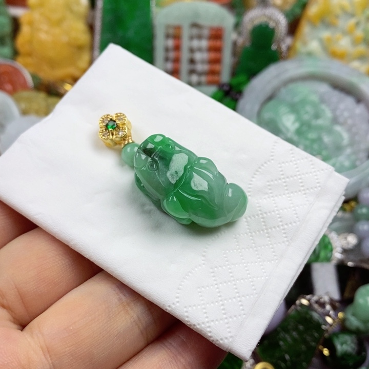 翡翠未镶嵌吊坠(赠链)