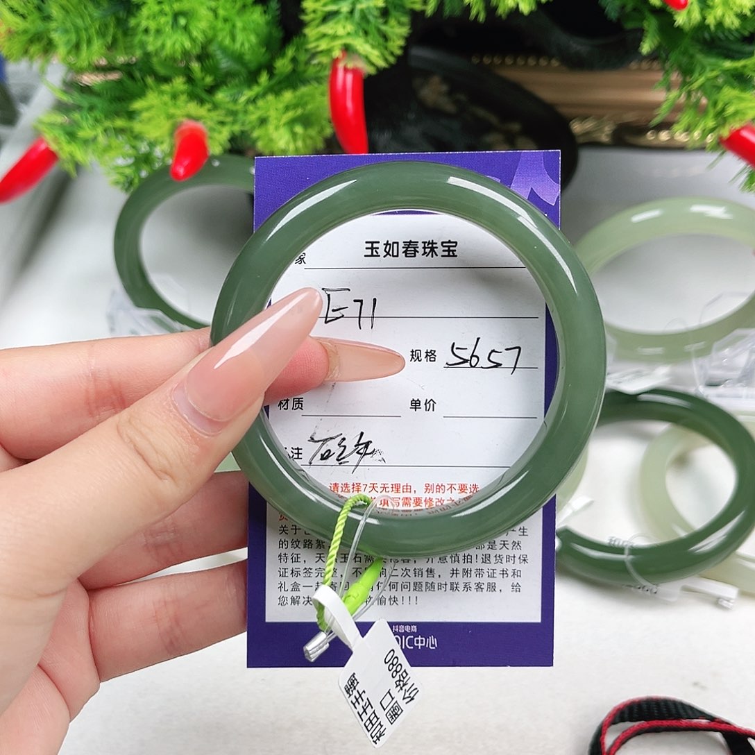 和田玉手镯未镶嵌