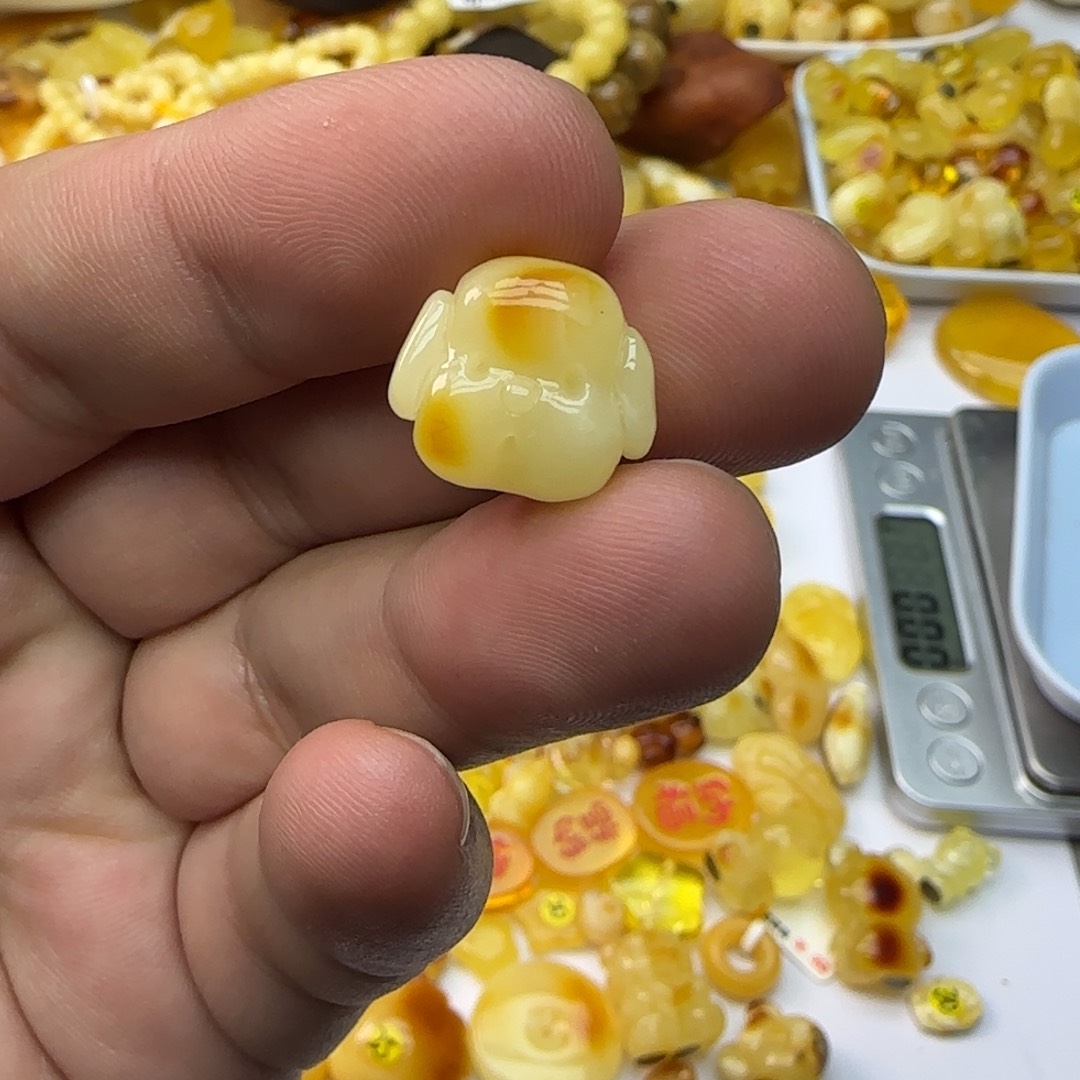 琥珀未镶嵌裸石1.2克