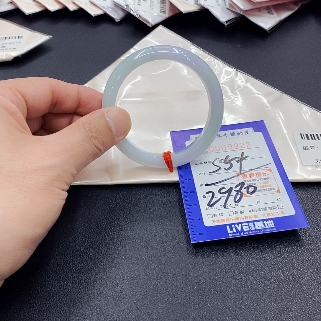 翡翠手镯未镶嵌翡翠手镯