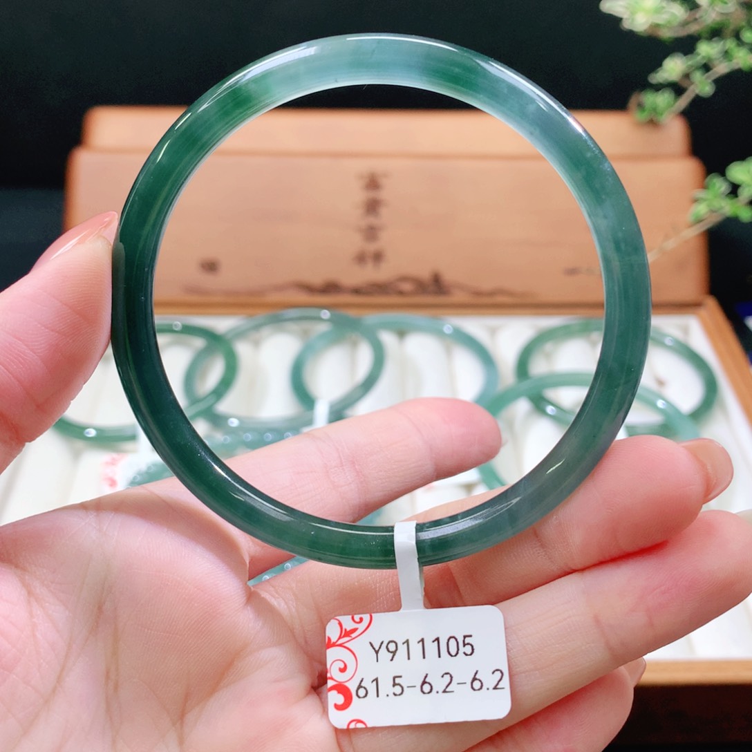 翡翠手镯未镶嵌天然