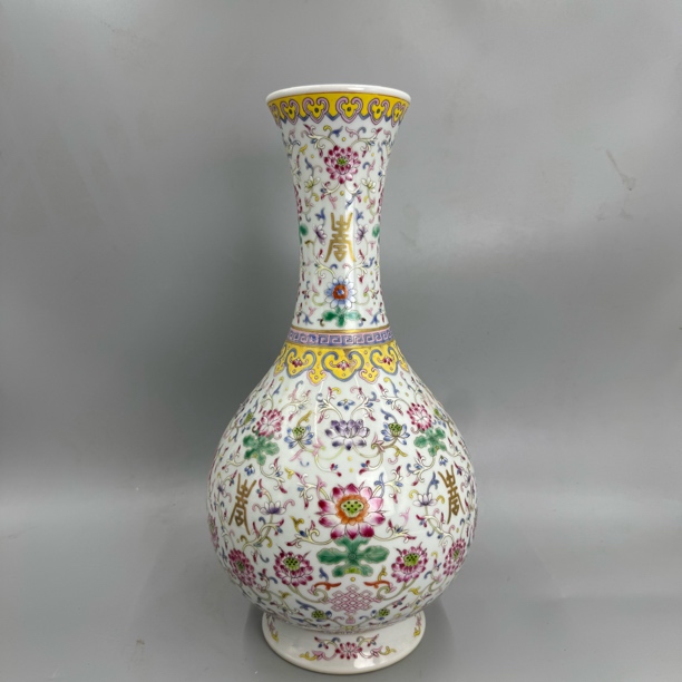粉彩缠枝莲花卉纹细劲赏瓶