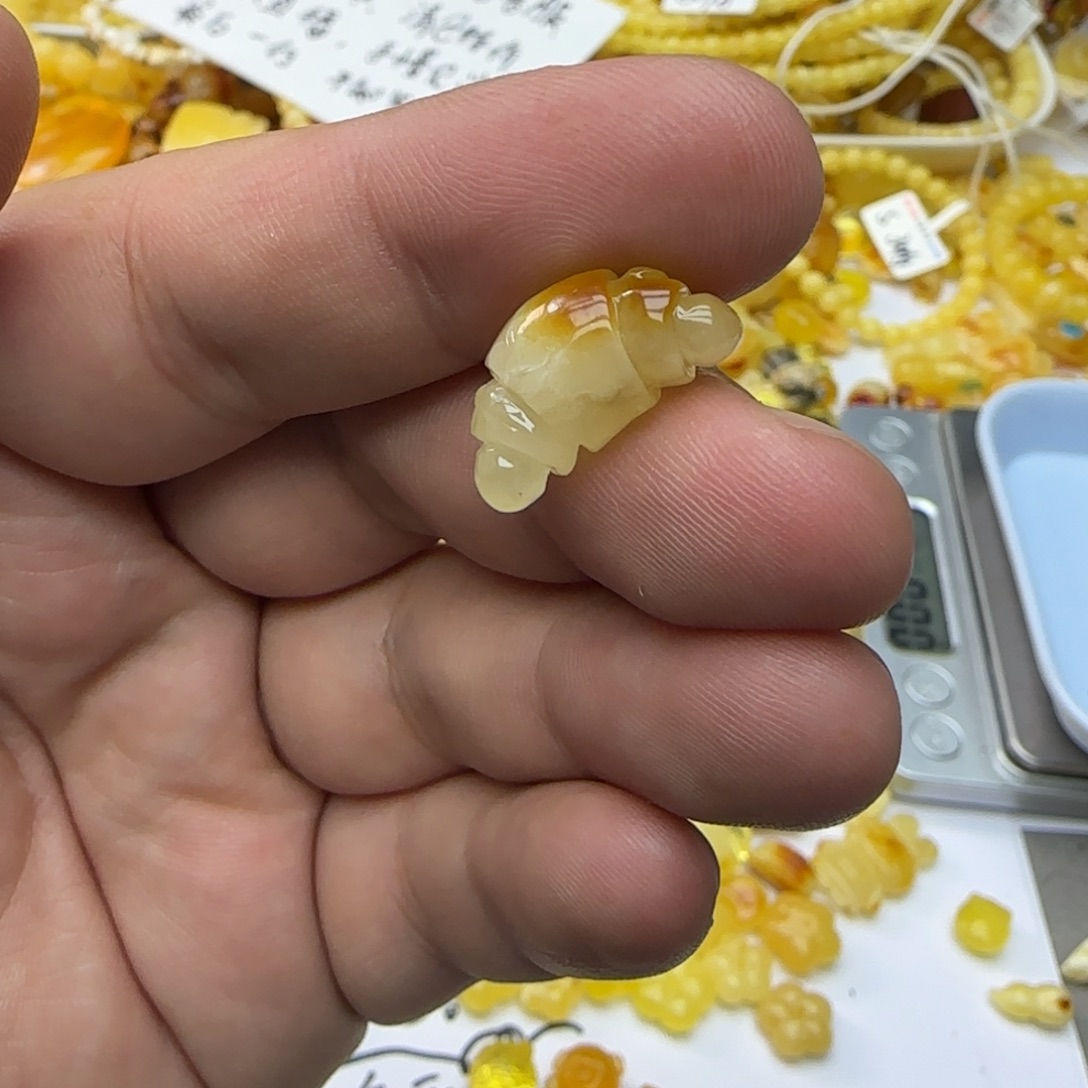 琥珀未镶嵌裸石1克有瑕01