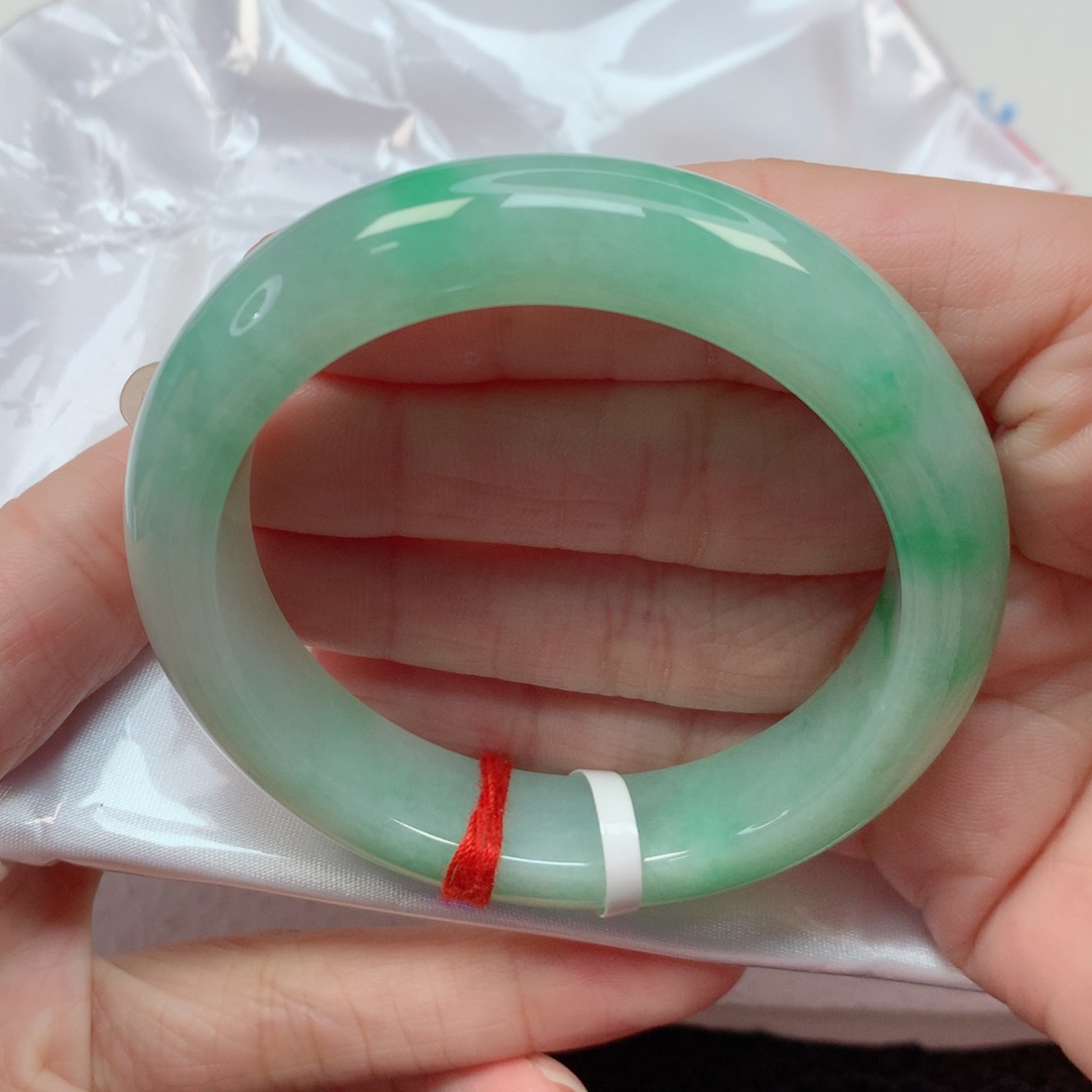 翡翠手镯未镶嵌53圈 晴底飘果绿