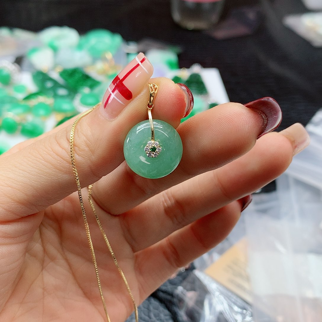 【闪购商品】翡翠吊坠(赠链)未镶嵌