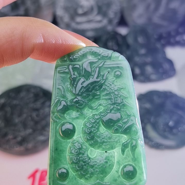 翡翠颈饰未镶嵌天然的A货翡翠多样性发货