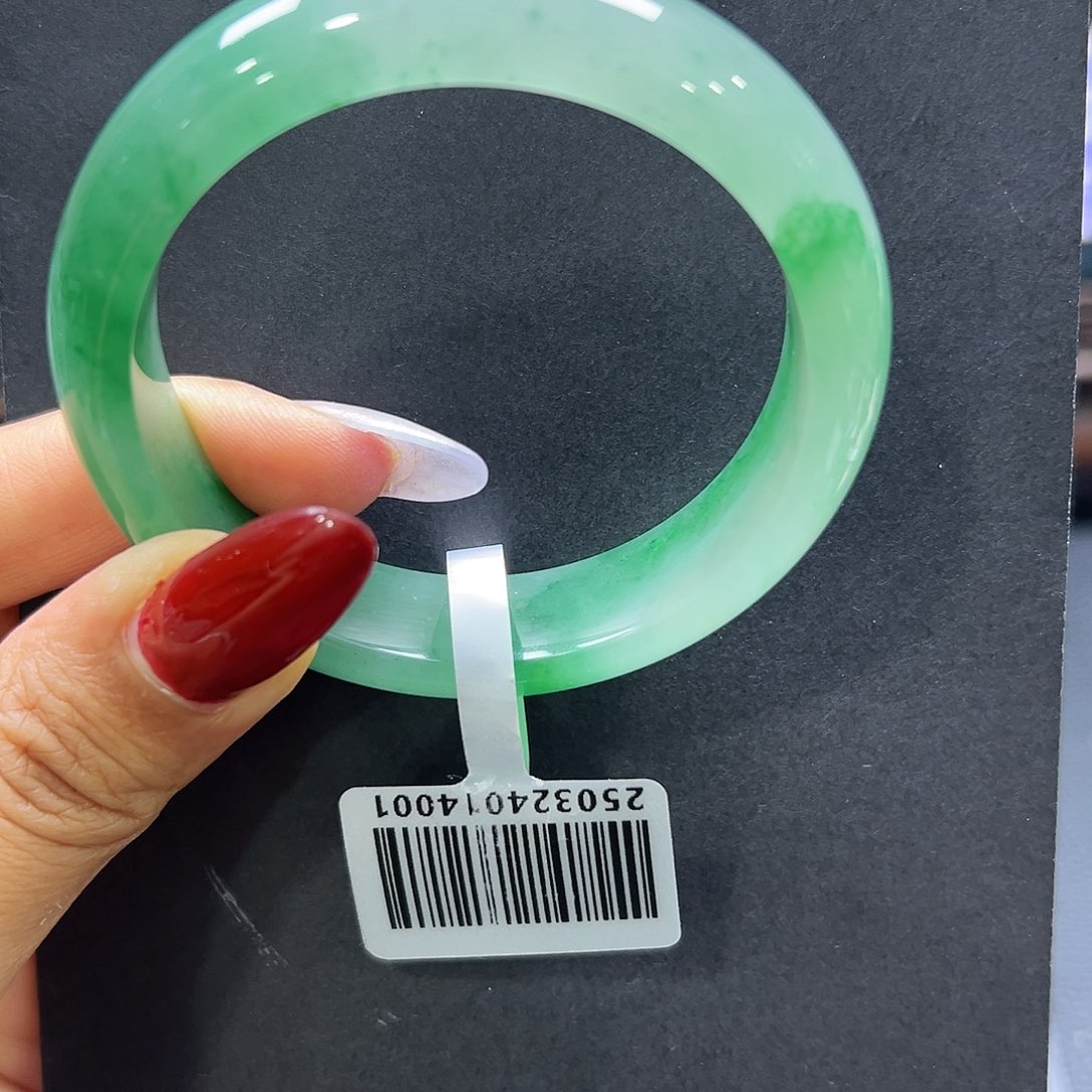 石英质玉手镯未镶嵌马*妞