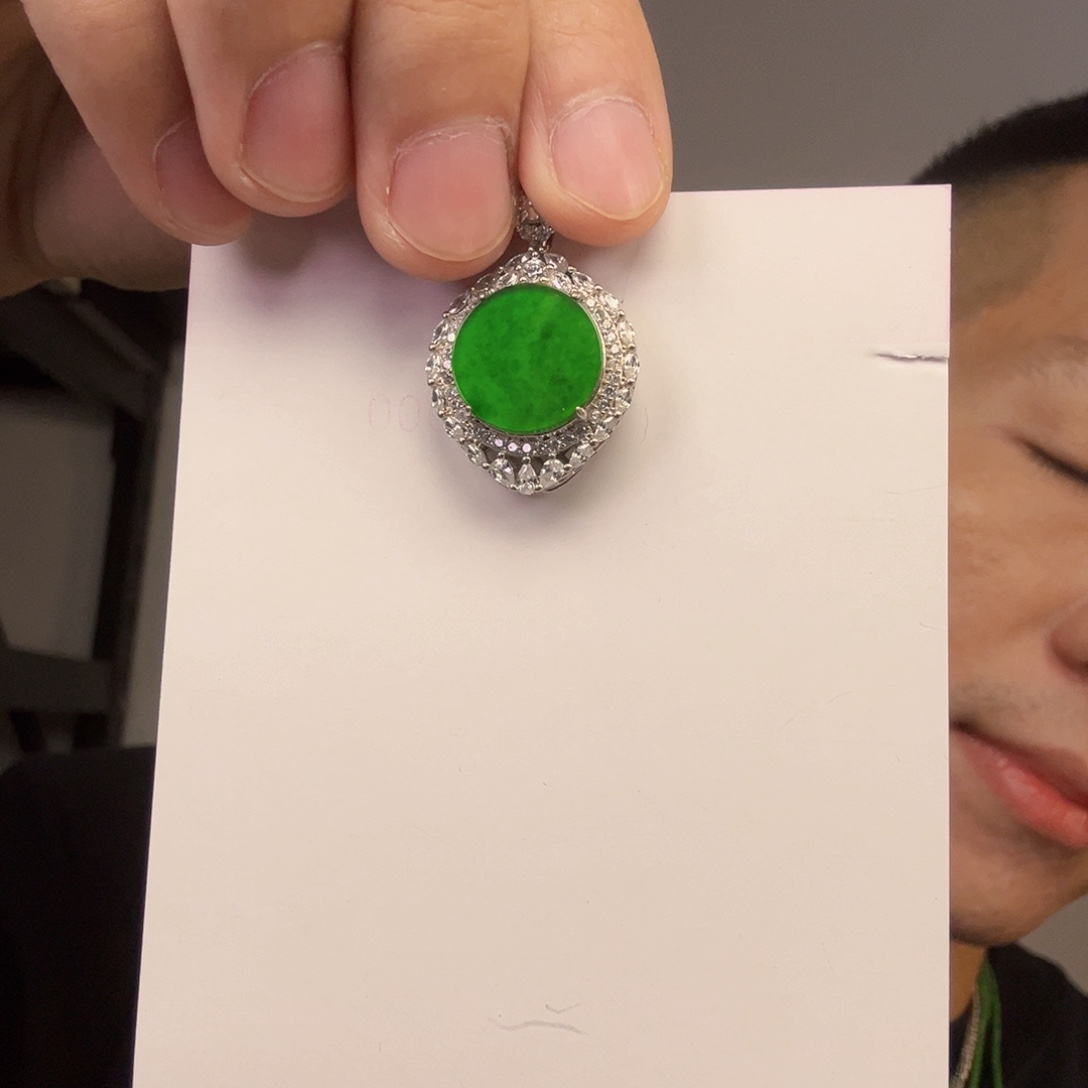 翡翠未镶嵌挂件一件