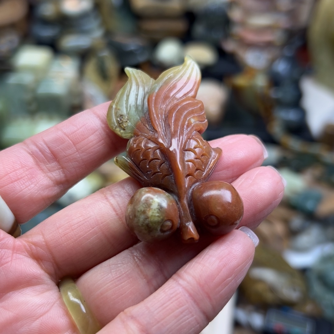 岫玉未镶嵌颈饰辽阳红金鱼有皮