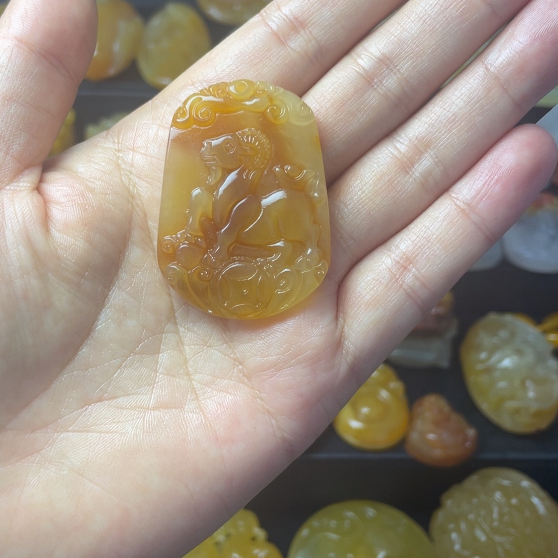 石英质玉（黄龙玉）未镶嵌颈饰