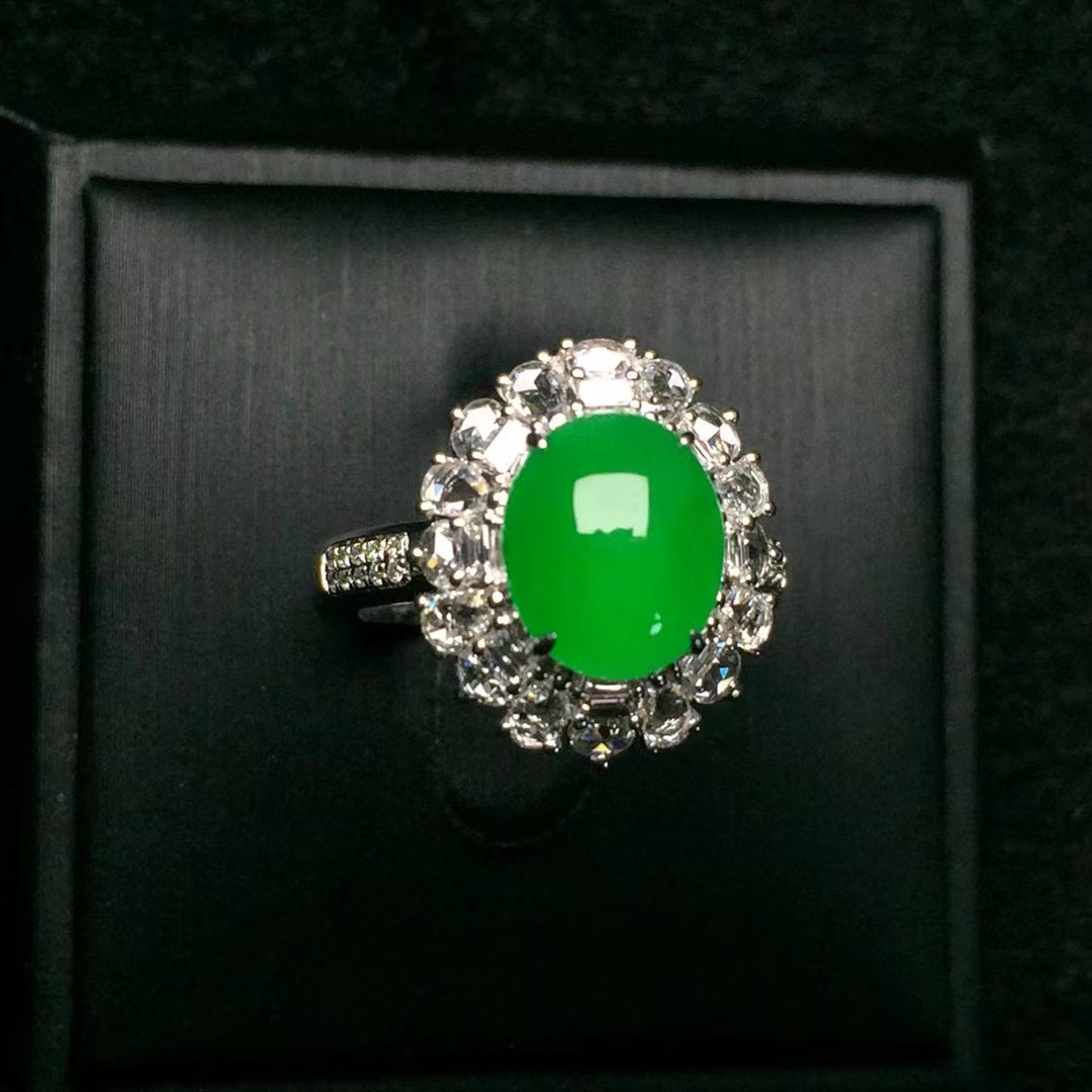 18k金镶嵌缅甸翡翠冰阳绿蛋面戒指