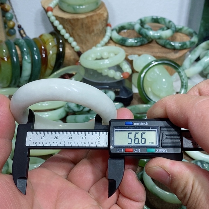 透闪石-蛇纹石玉手镯未镶嵌