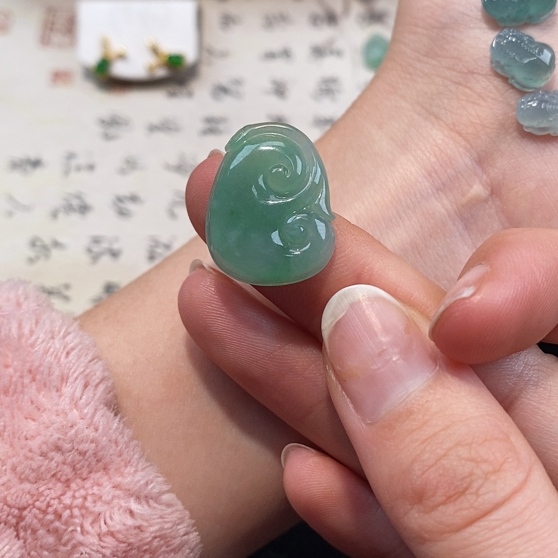 翡翠颈饰未镶嵌珍*?天然翡翠