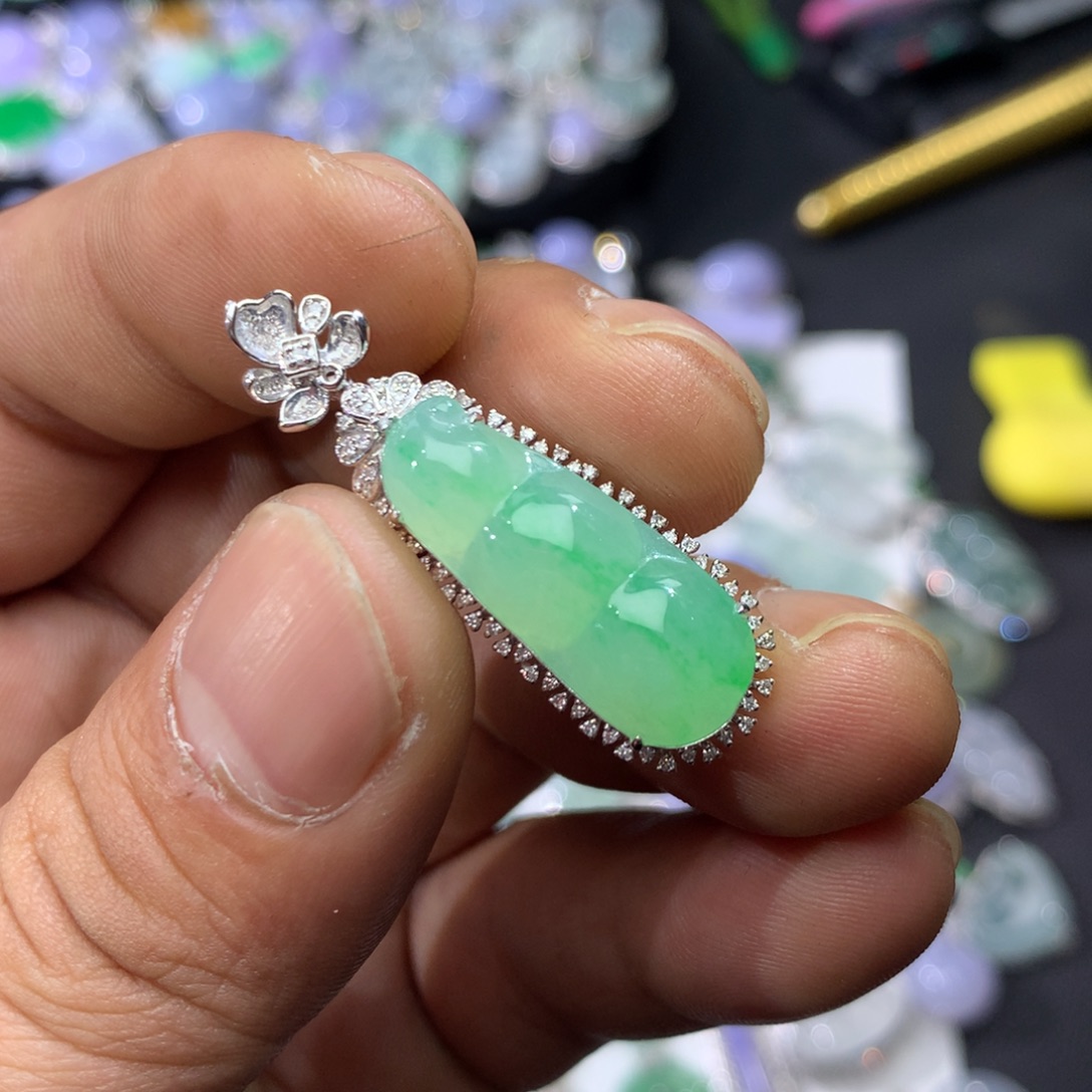 翡翠18K金镶嵌颈饰