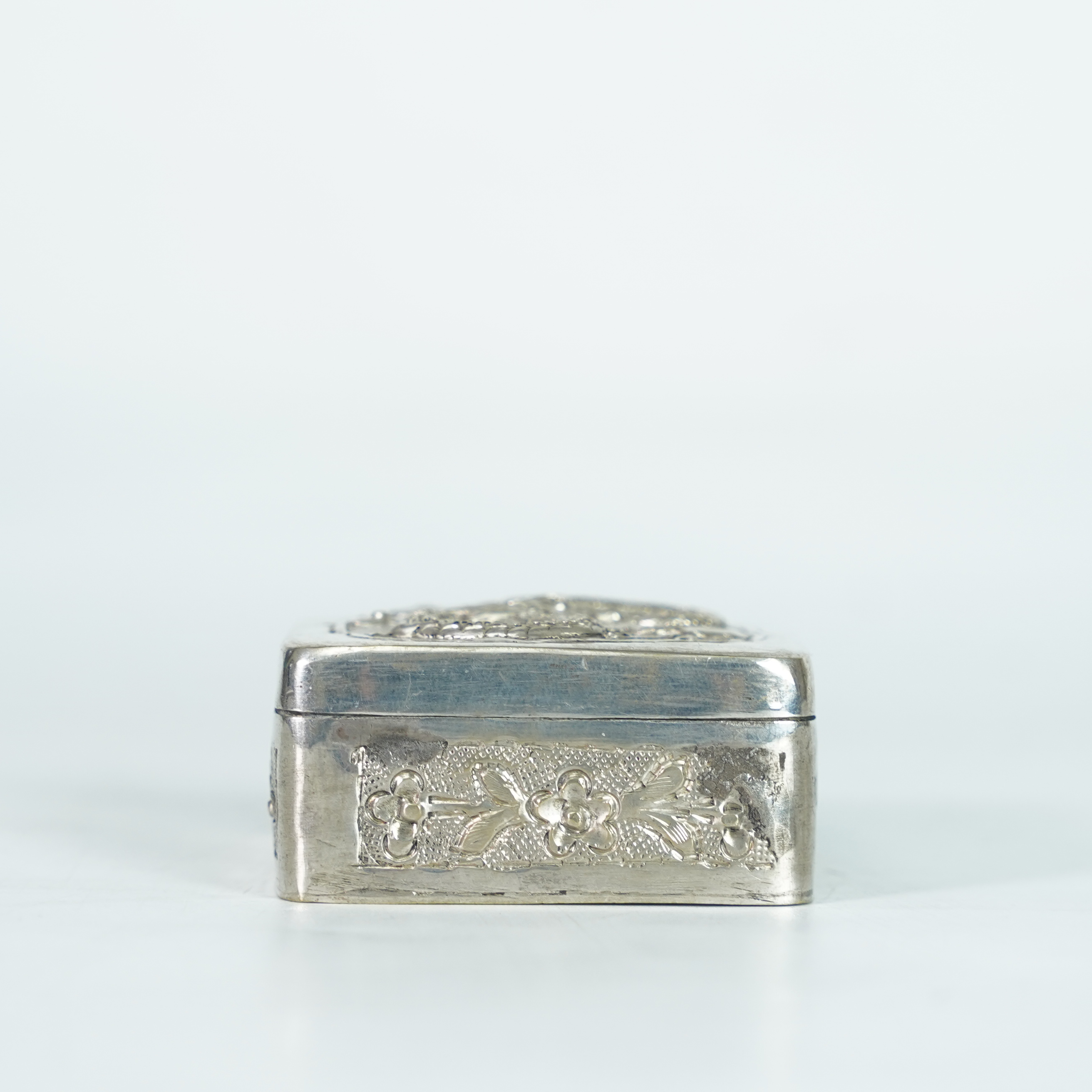 LGG251205015【十竹斋】清代錾刻高浮雕龙纹银制四方盖盒