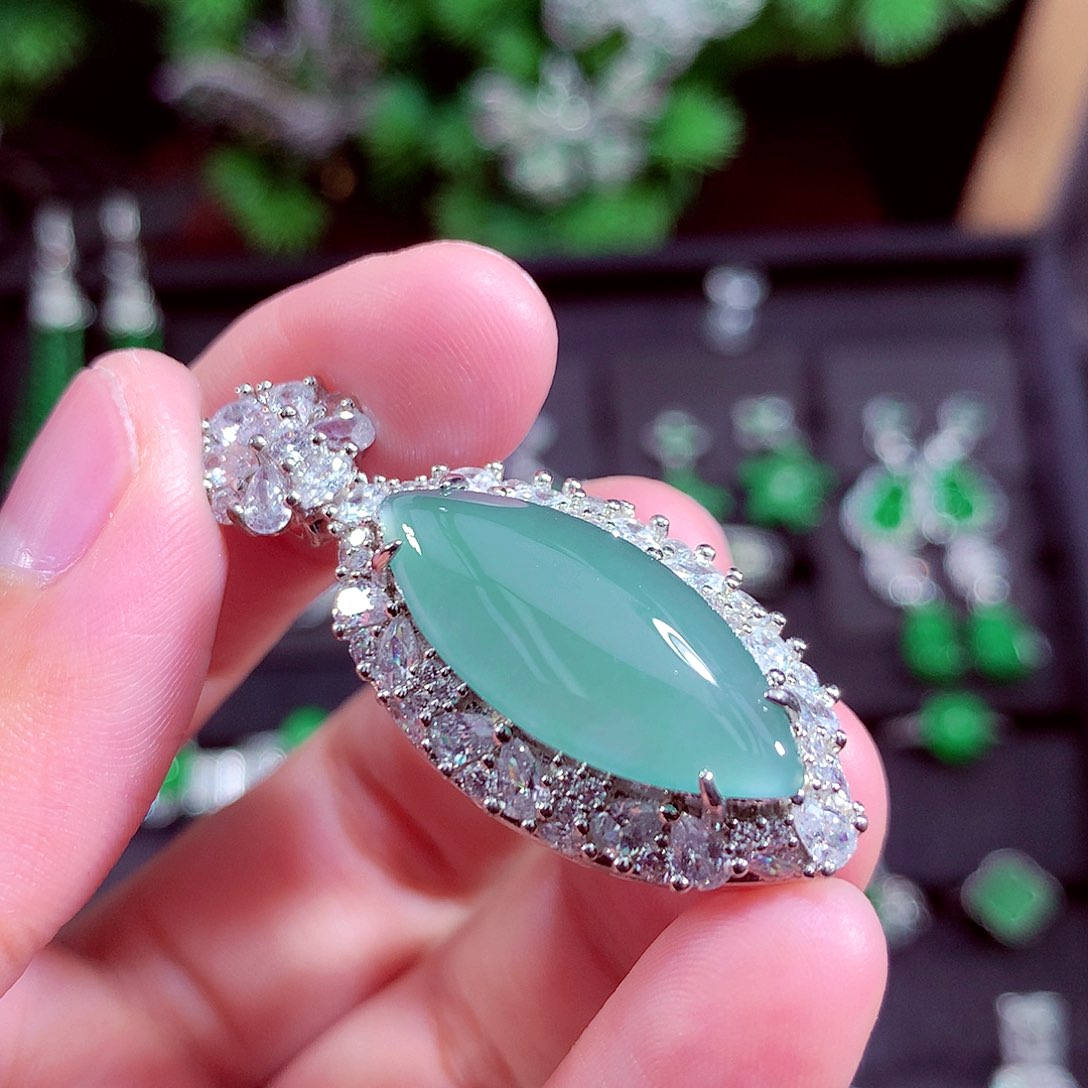 颈饰未镶嵌翡翠天然