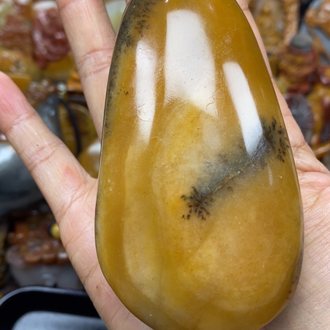 未镶嵌石英质玉（黄龙玉）颈饰