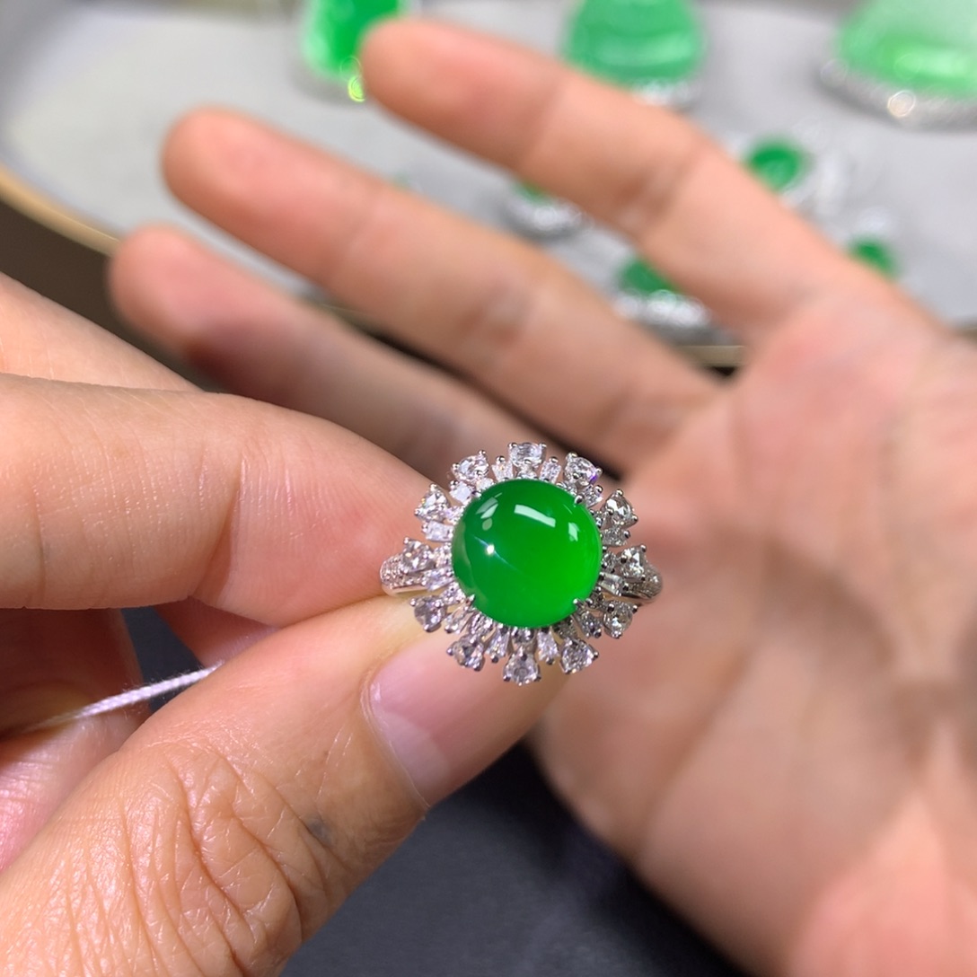 翡翠戒指18K金镶嵌翡翠