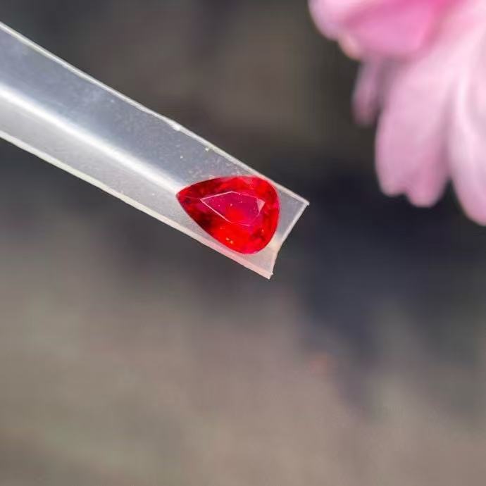 天然水滴形无烧超级鸽血红宝石1.0ct