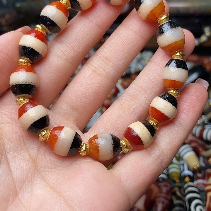 弢***）玛瑙/玉髓未镶嵌手链1送多两颗三线天珠