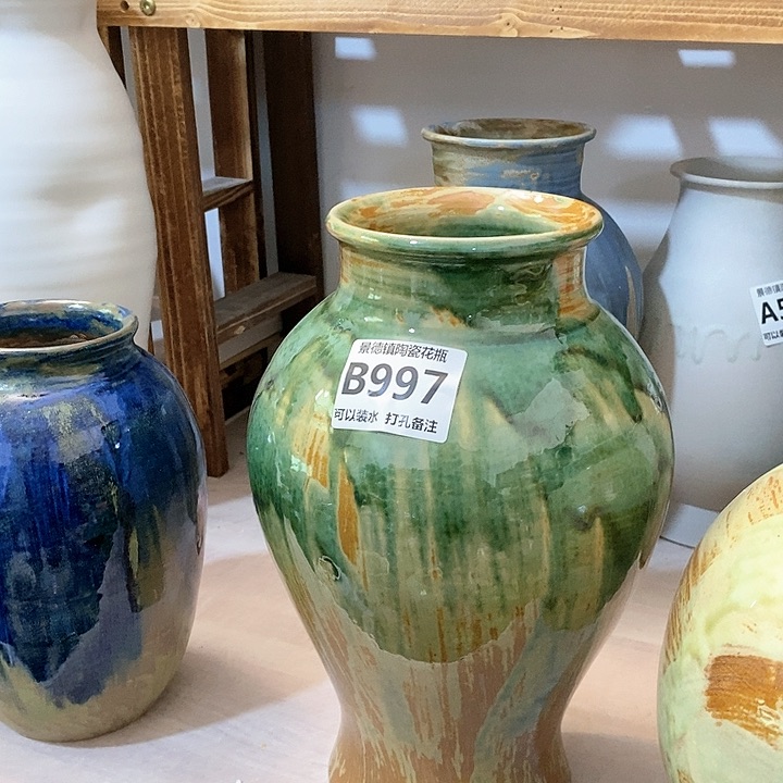 瓶景德镇陶瓷。景德镇陶瓷