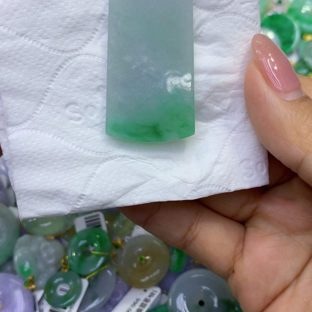 颈饰18K金镶嵌翡翠