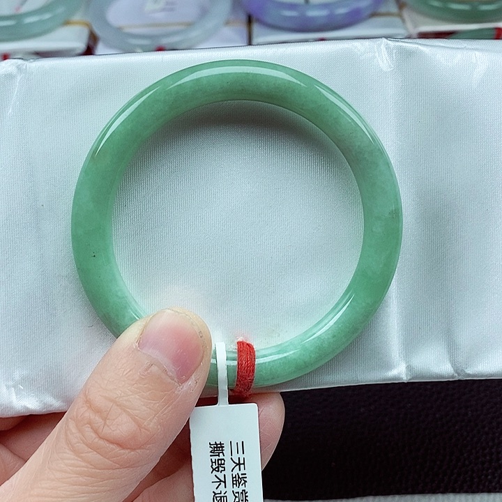 翡翠手镯未镶嵌憨**爸缅甸翡翠手镯