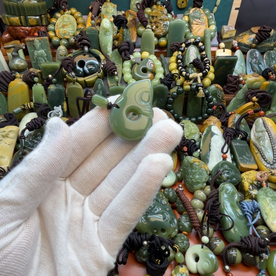 岫岩老玉（透闪石质玉）未镶嵌颈饰