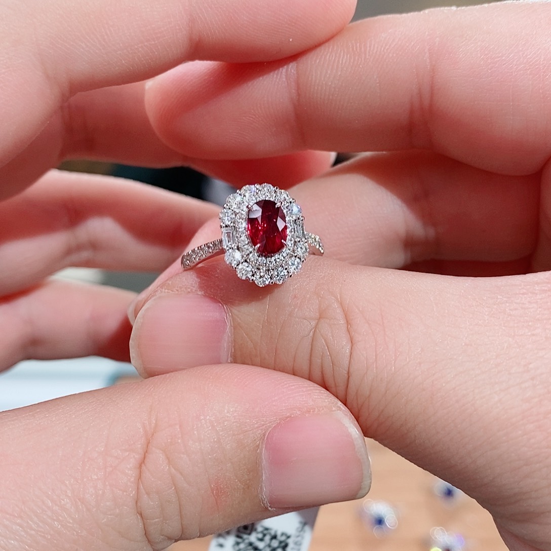 红宝石戒指18K金镶嵌吉尔德无烧鸽血红1.03克拉