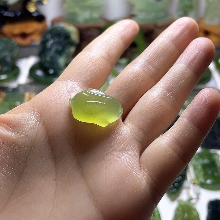 蛇纹石玉颈饰未镶嵌