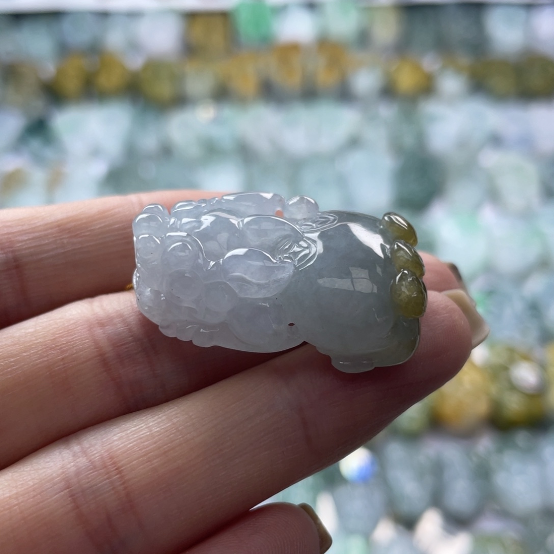 周***卷翡翠未镶嵌颈饰貔貅