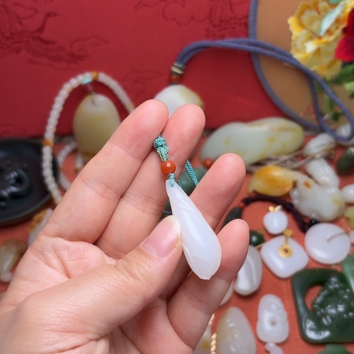 和田玉未镶嵌颈饰玉兰花