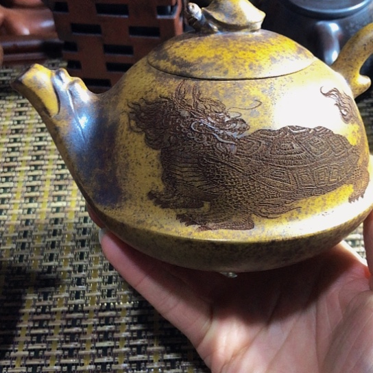 紫砂茶壶原矿泥料手工制作的紫砂壶。