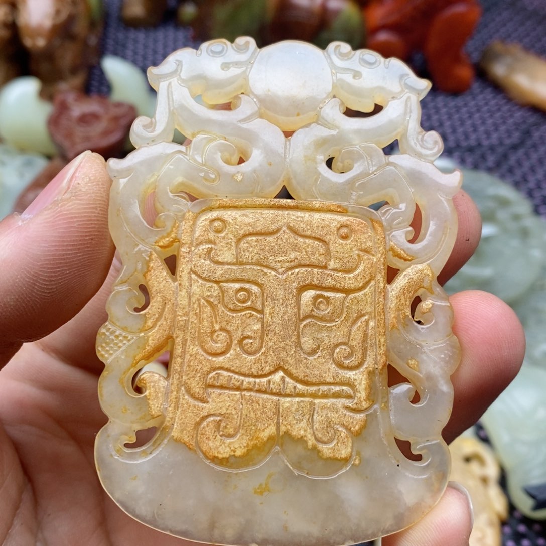 蛇纹石玉颈饰未镶嵌