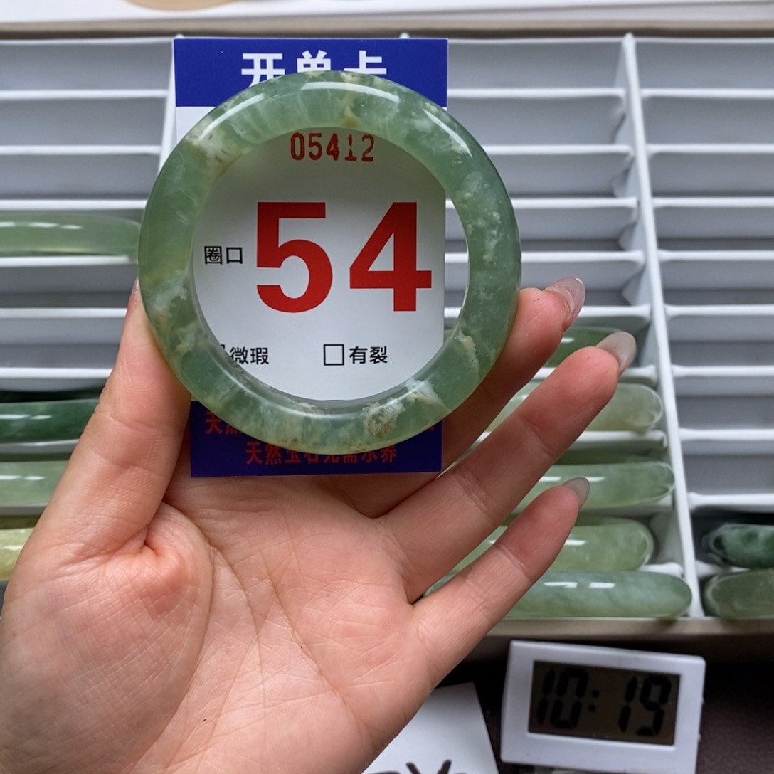 岫玉手镯未镶嵌我