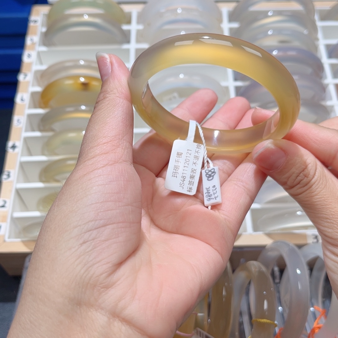 玛瑙/玉髓手镯未镶嵌L****?