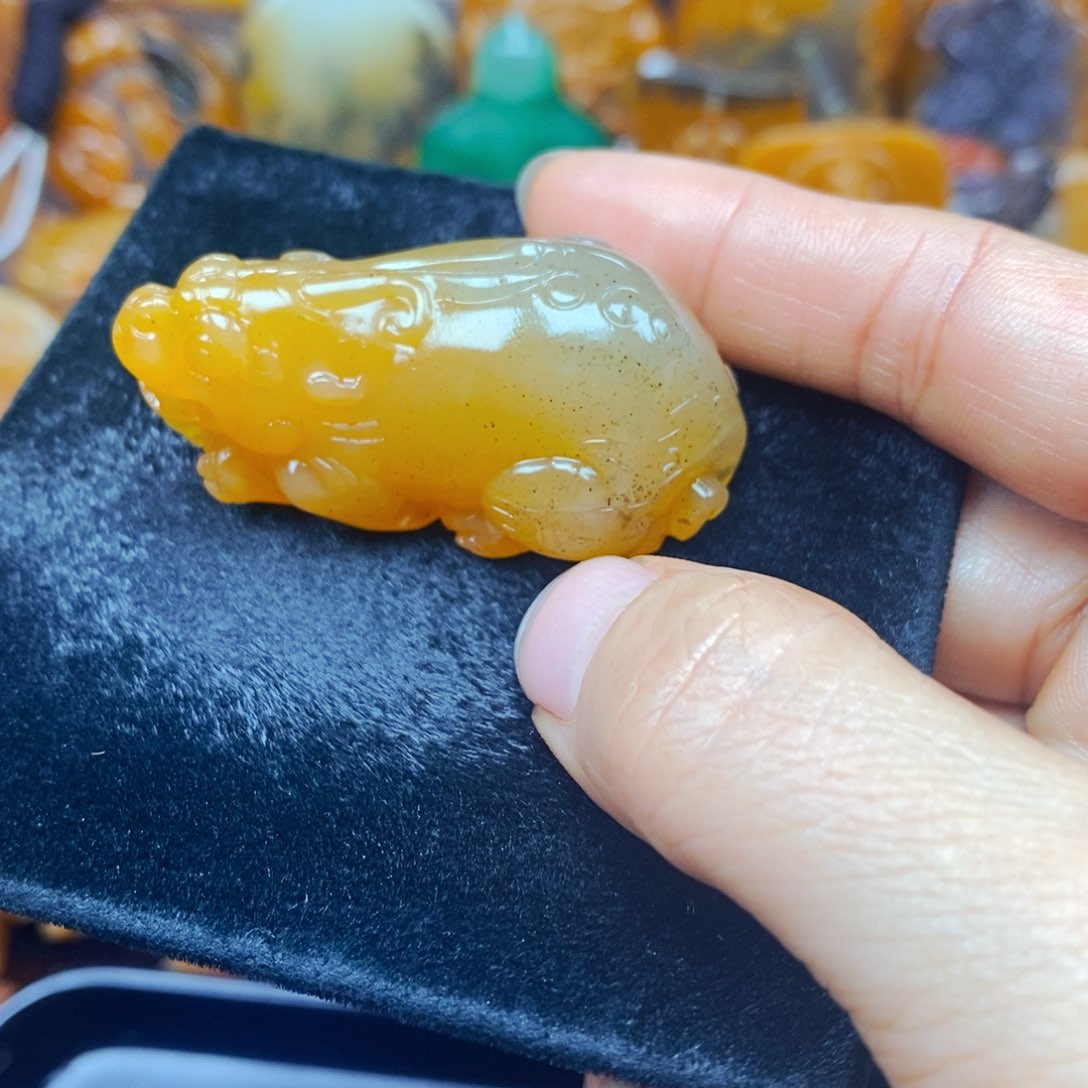 未镶嵌石英质玉（黄龙玉）颈饰