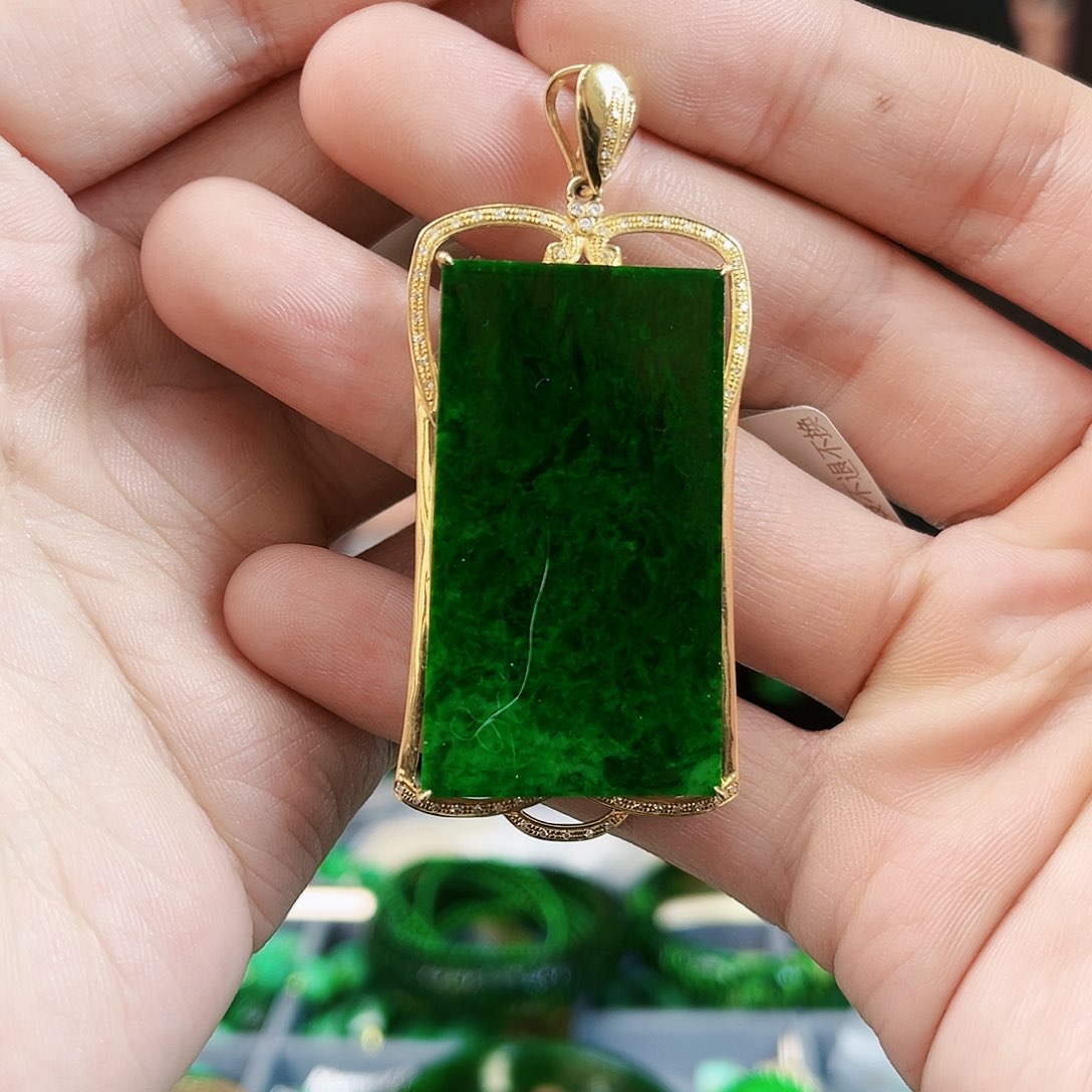 翡翠颈饰18K金镶嵌吊坠多样性