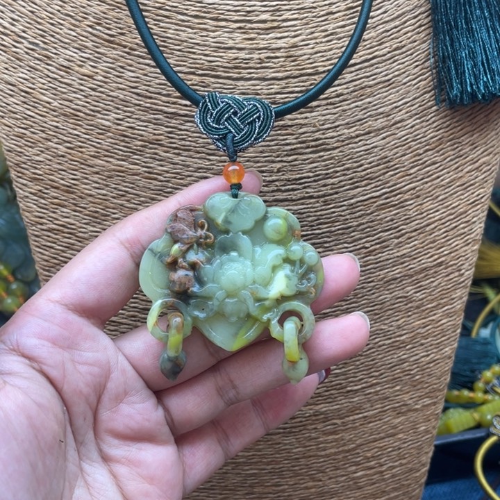 蛇纹石玉吊坠合金